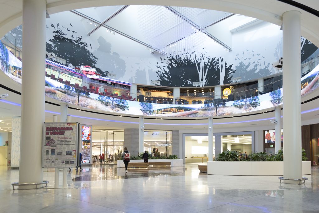 The largest circular ledwall in Italy at the I Gigli Shopping Center • 3P Technologies The largest circular ledwall in Italy at the I Gigli Shopping Center • 3P Technologies